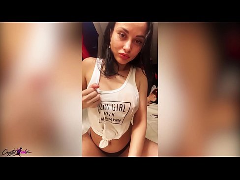 ❤️ Gruaja e bukur me bukë që heq pidhin dhe përkëdhelë cicat e saj të mëdha në një bluzë të lagur ❤️ Video porno në pornografi sq.kiss-x-max.ru ❌❤